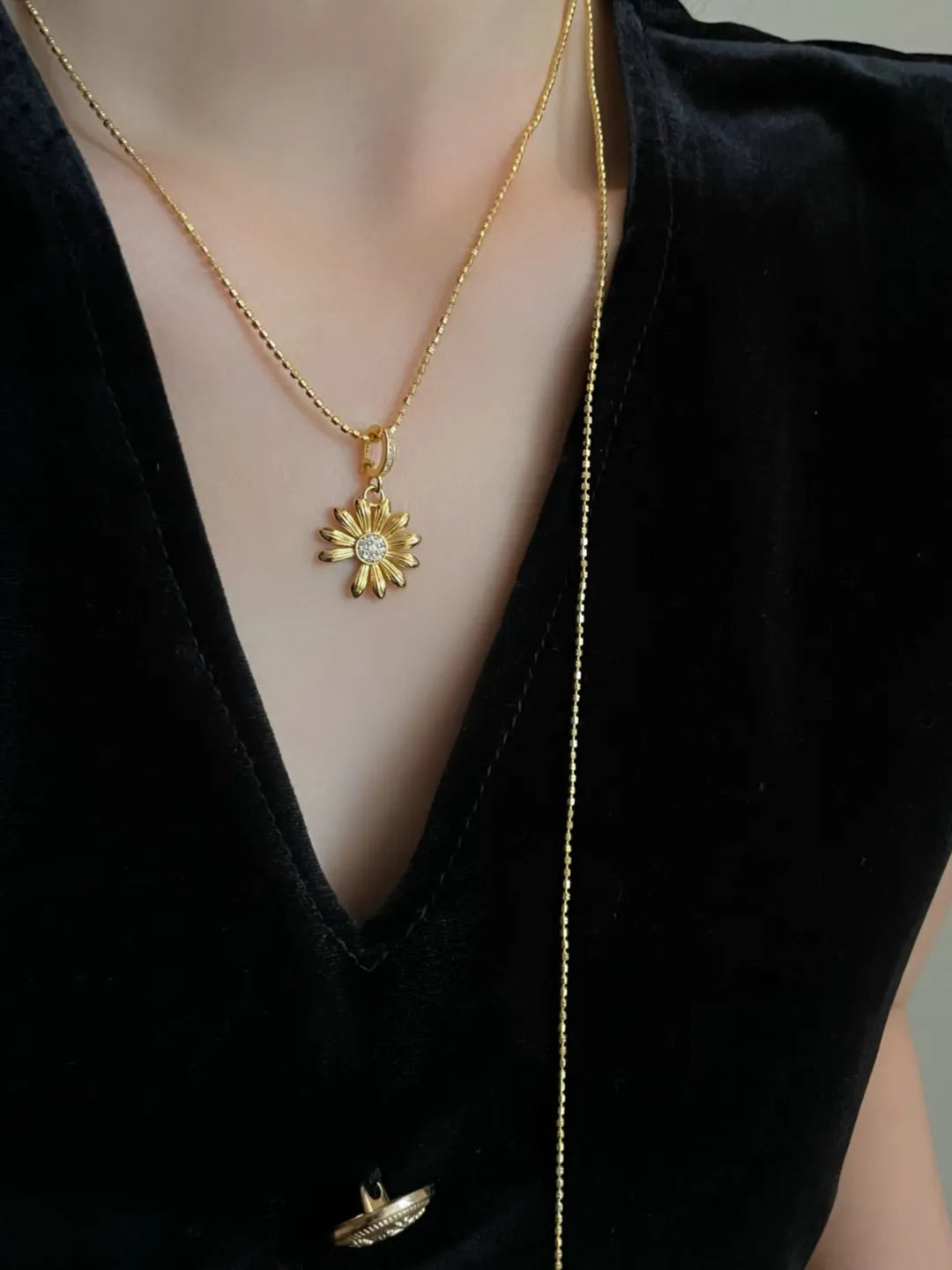 DAISY CUTOUT PENDANT