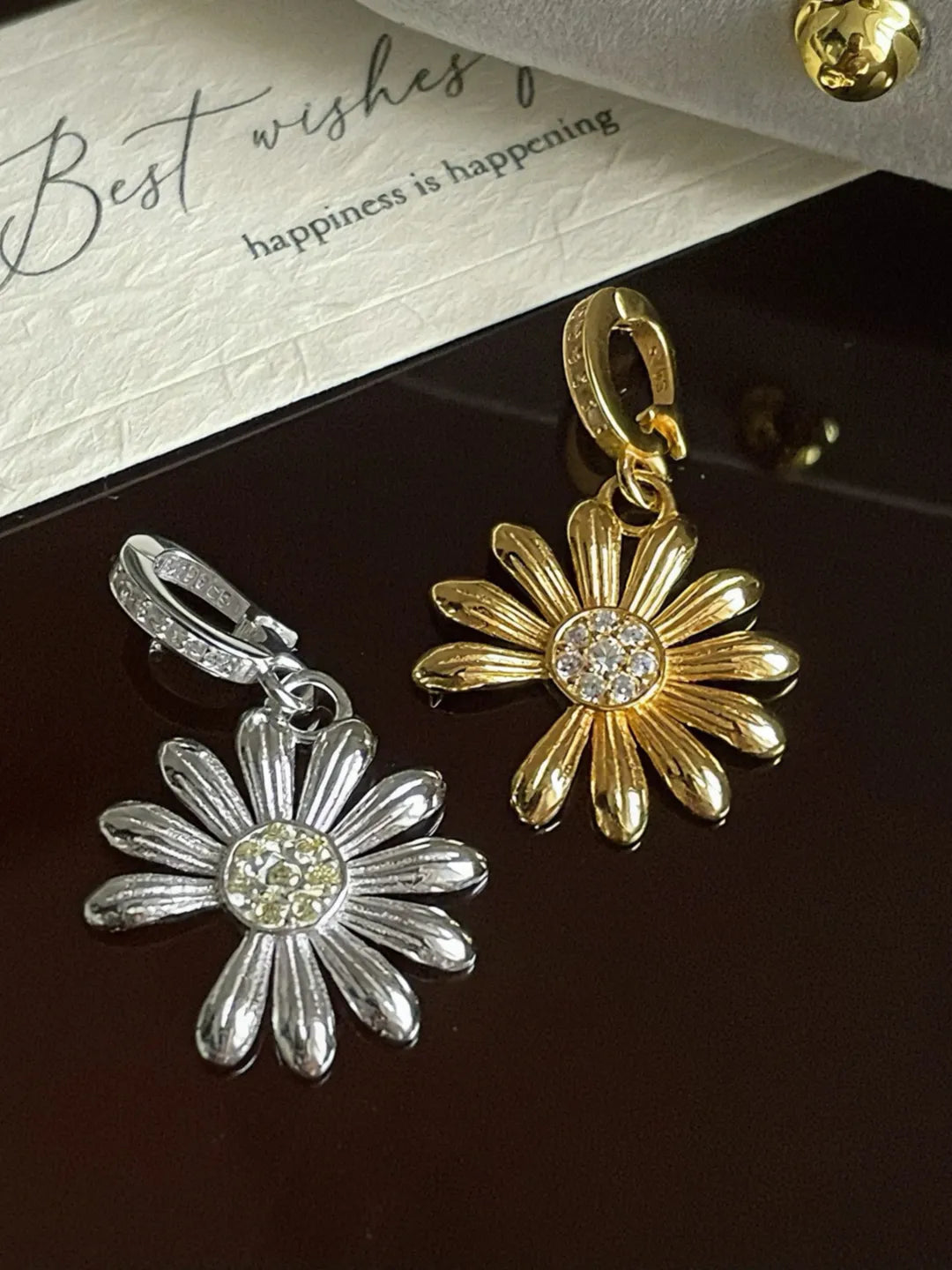 DAISY CUTOUT PENDANT