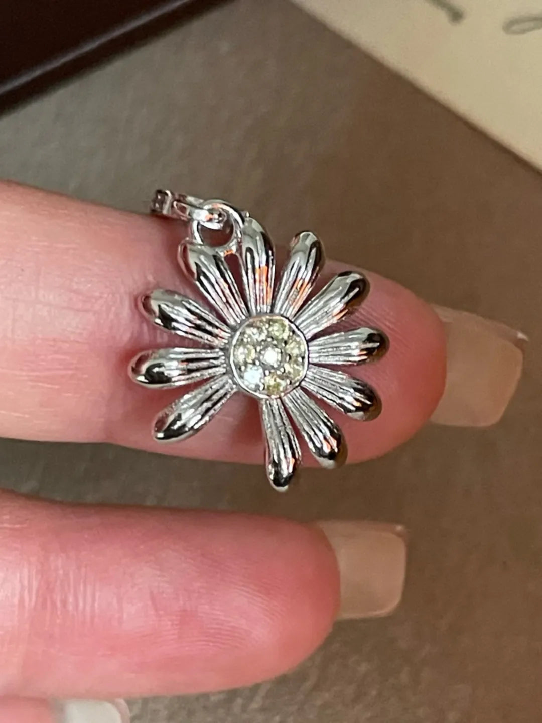 DAISY CUTOUT PENDANT