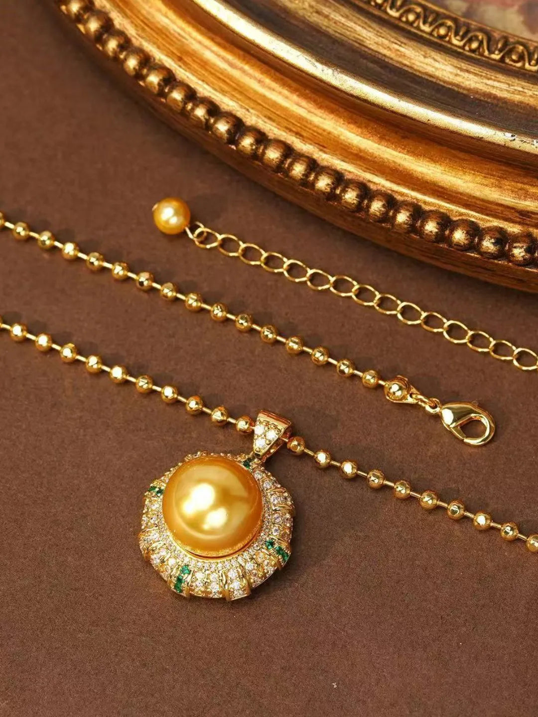 VINTAGE GLASS PEARL SET