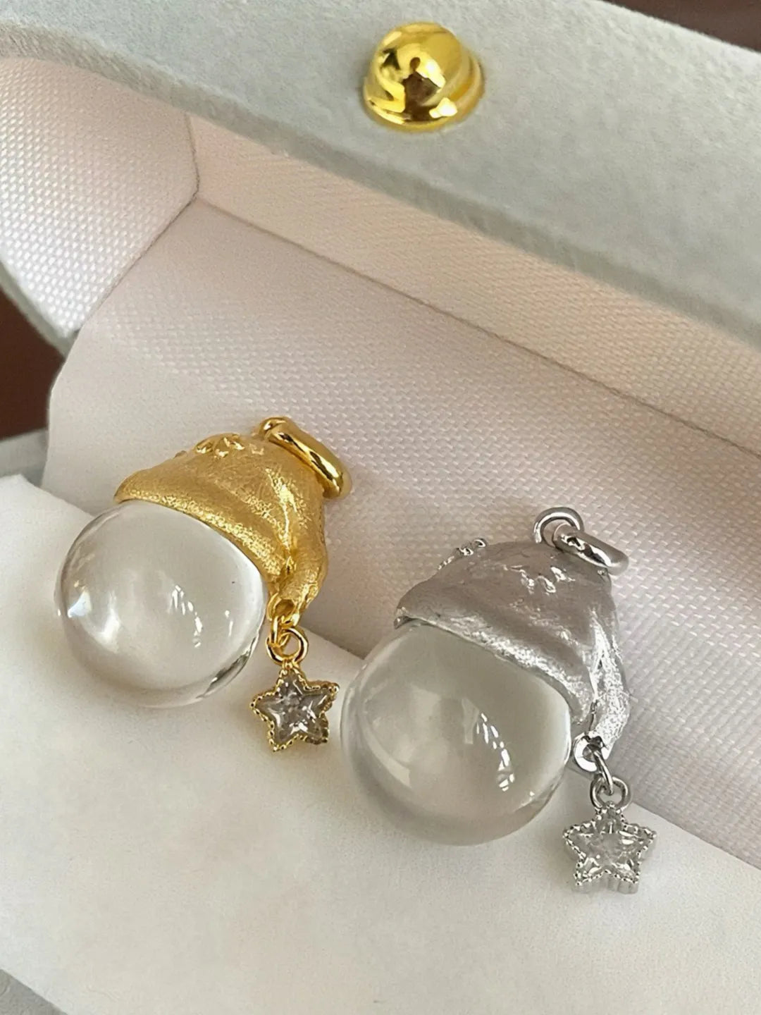 SOFT FROST HAT PENDANT