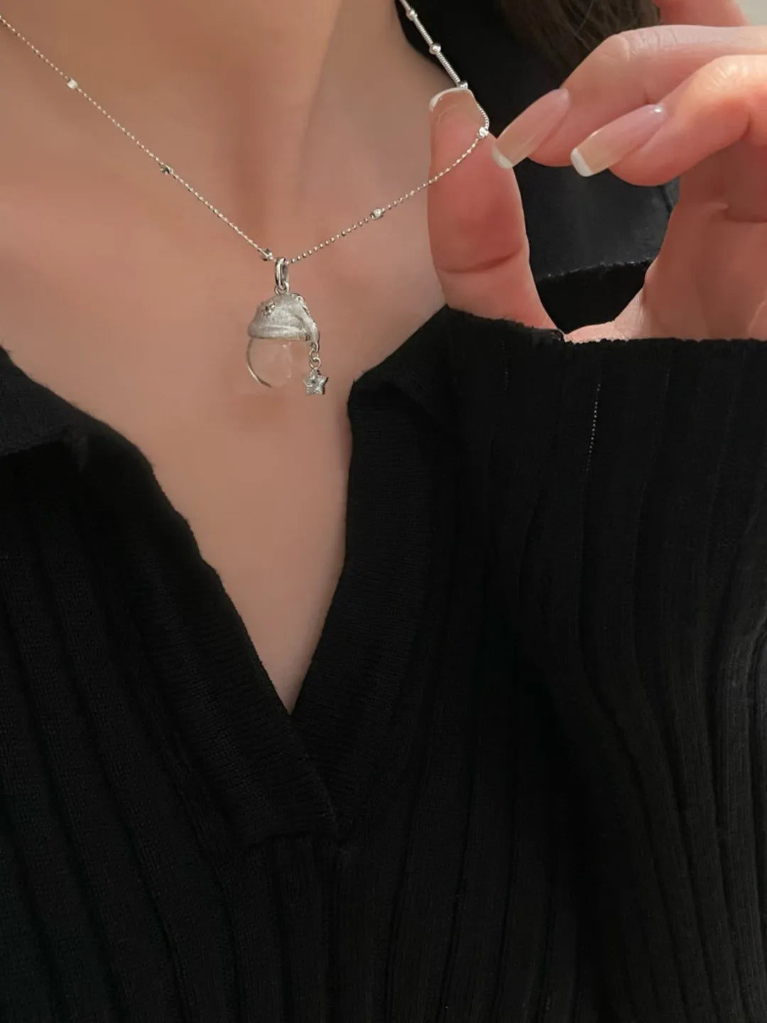 SOFT FROST HAT PENDANT
