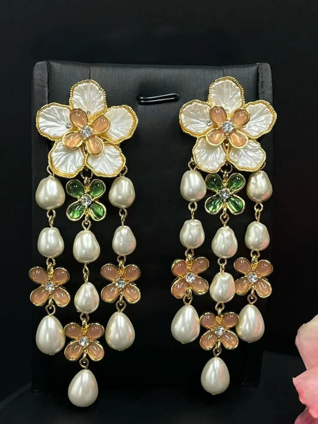 REFINED FLOWER TASSEL STUDS