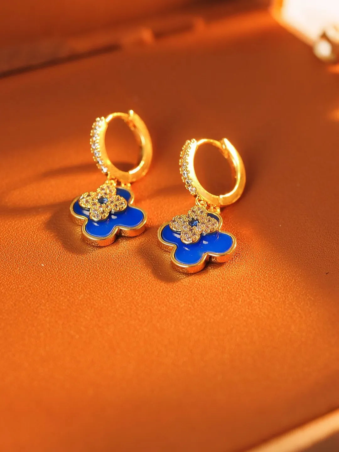 CLOVER KISS EARRINGS