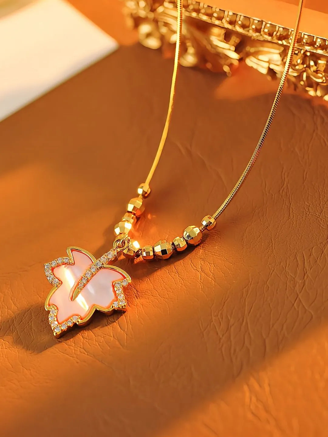MAPLE LEAF SHELL NECKLACE