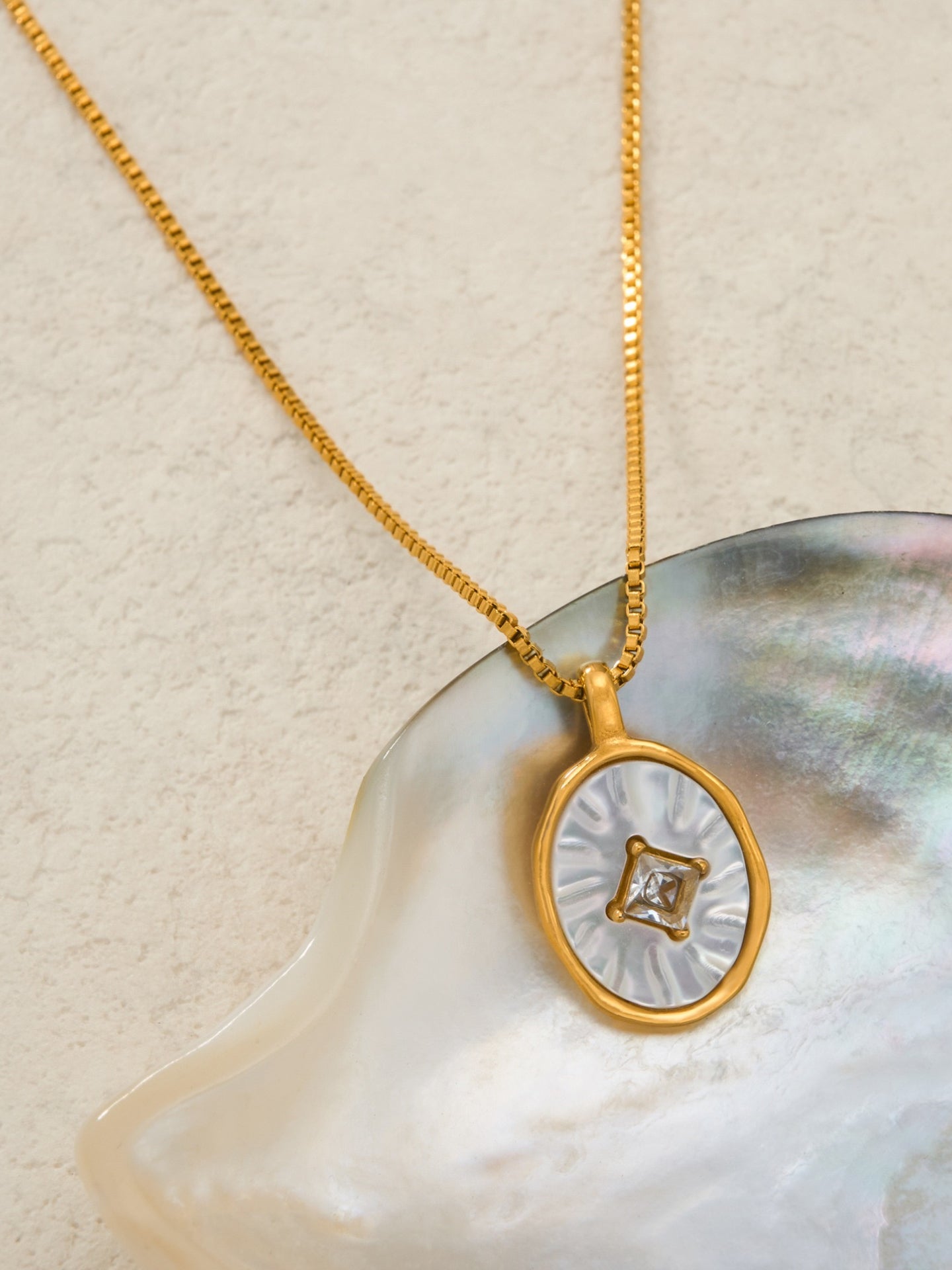 SHELL PENDANT NECKLACE