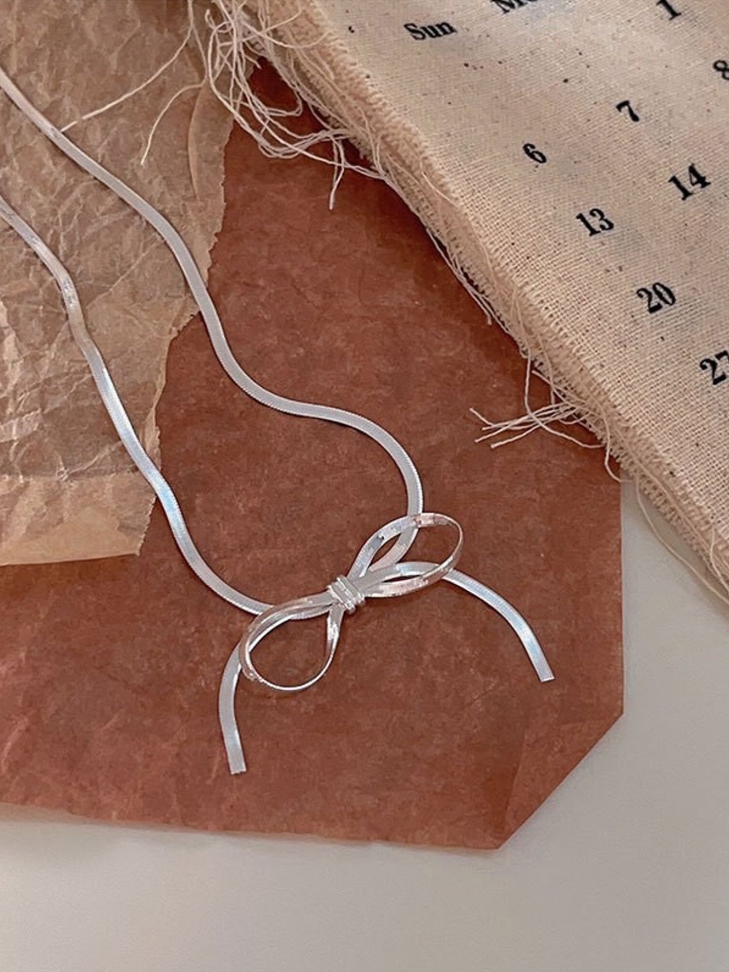 COLLIER À ARC ET LAME