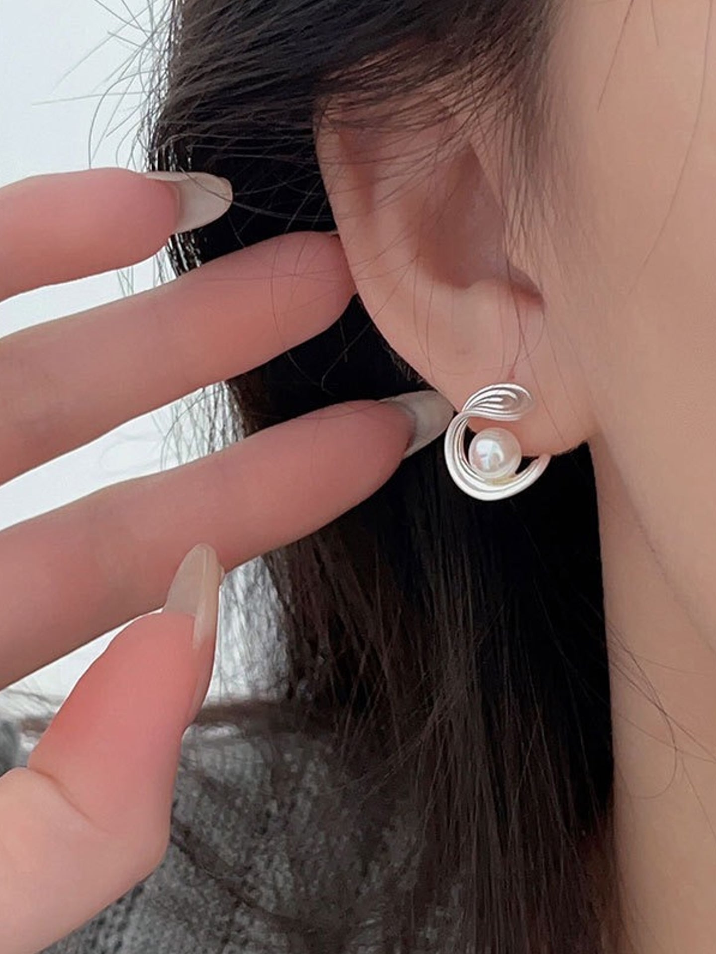 C-SHAPE PEARL EARRINGS