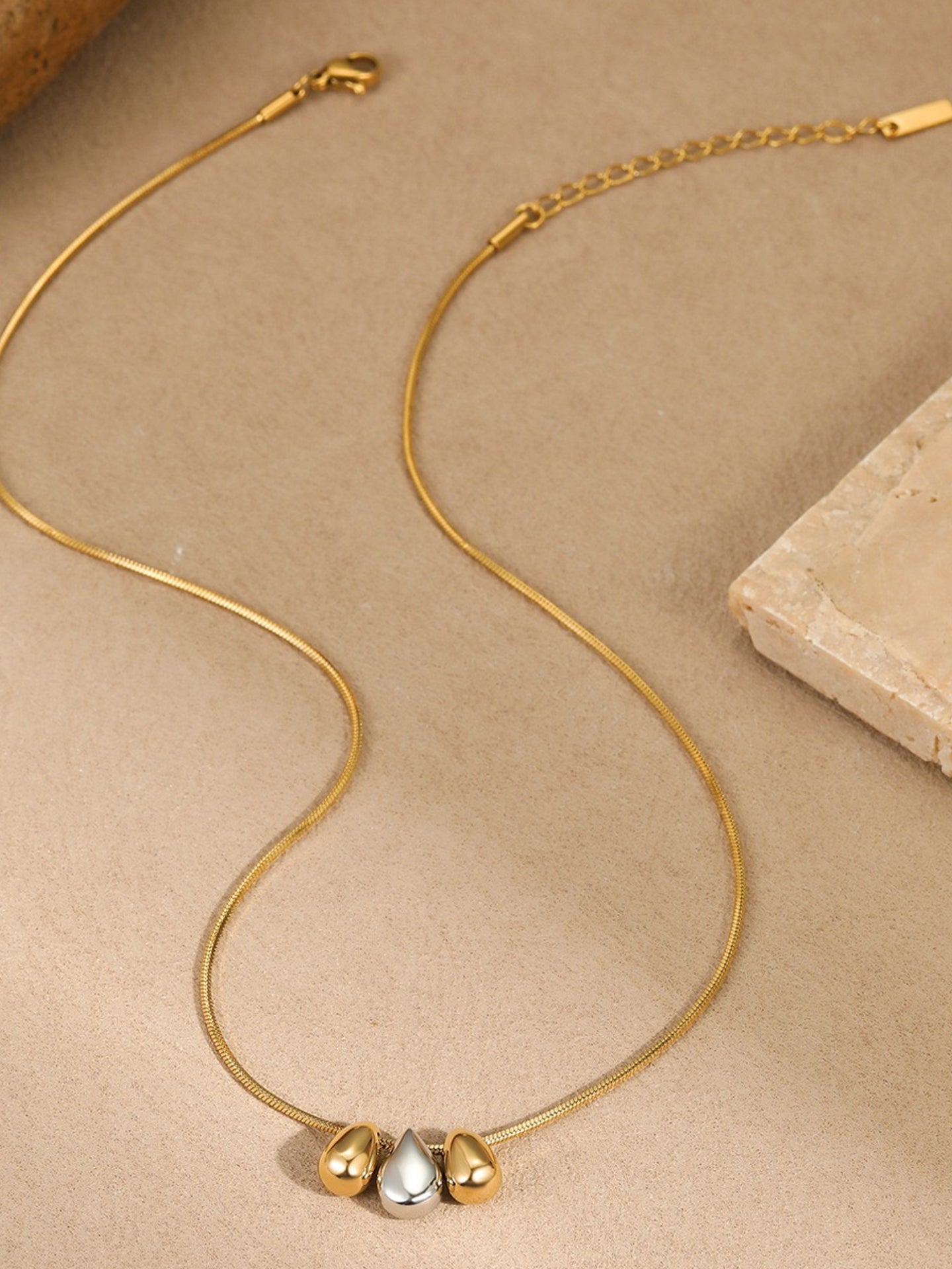 TEARDROP CHARM NECKLACE