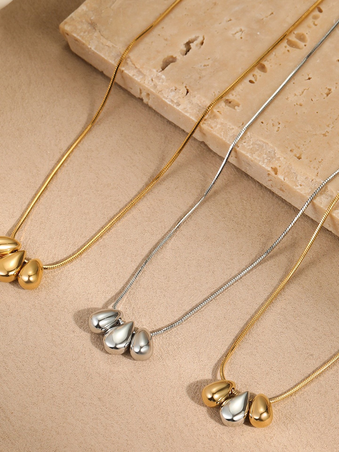 TEARDROP CHARM NECKLACE