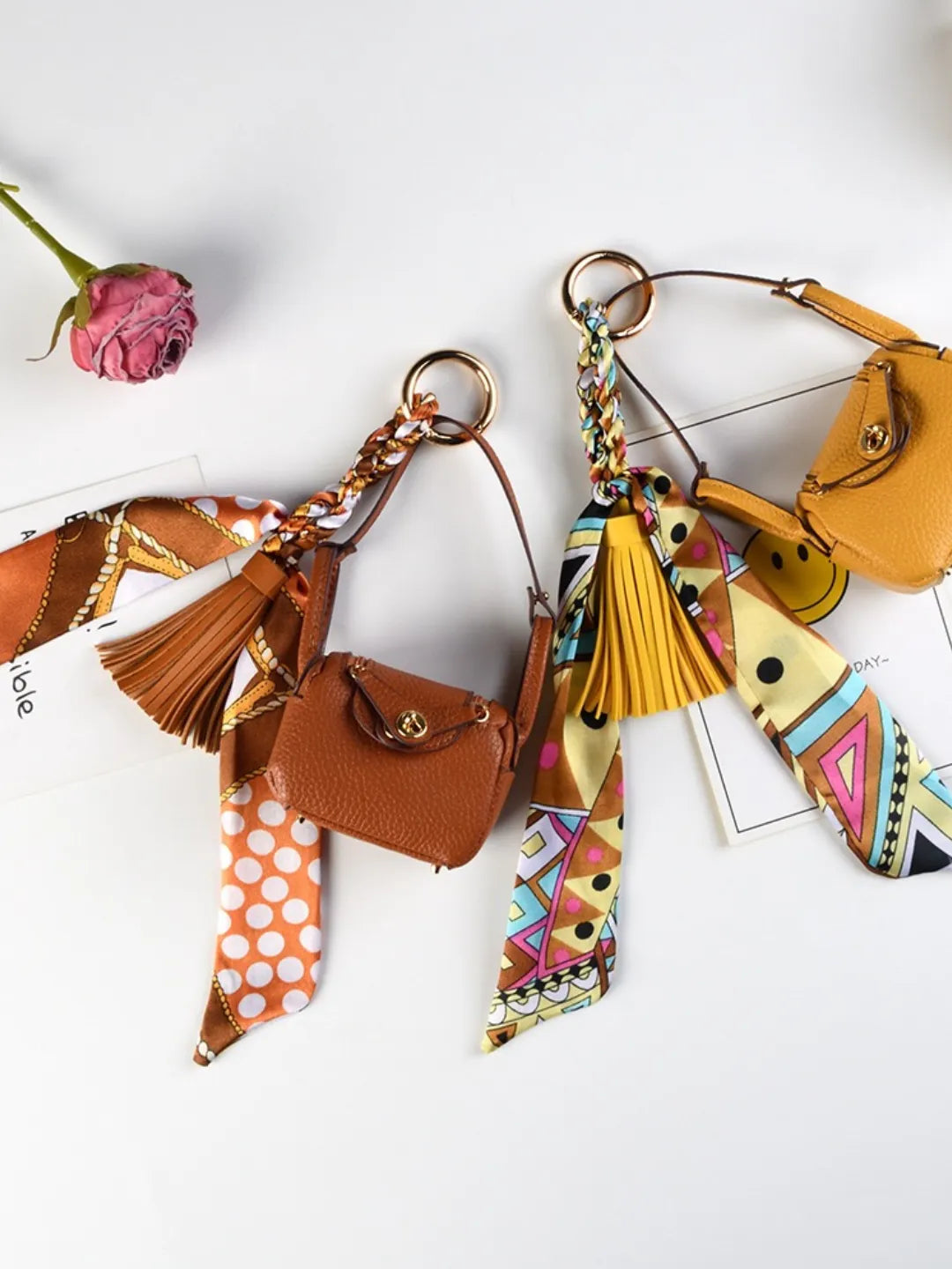 TIE CHARM