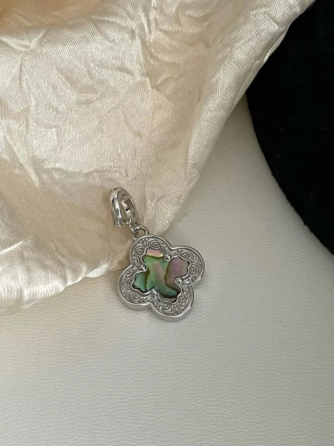 MOP CLOVER PENDANT