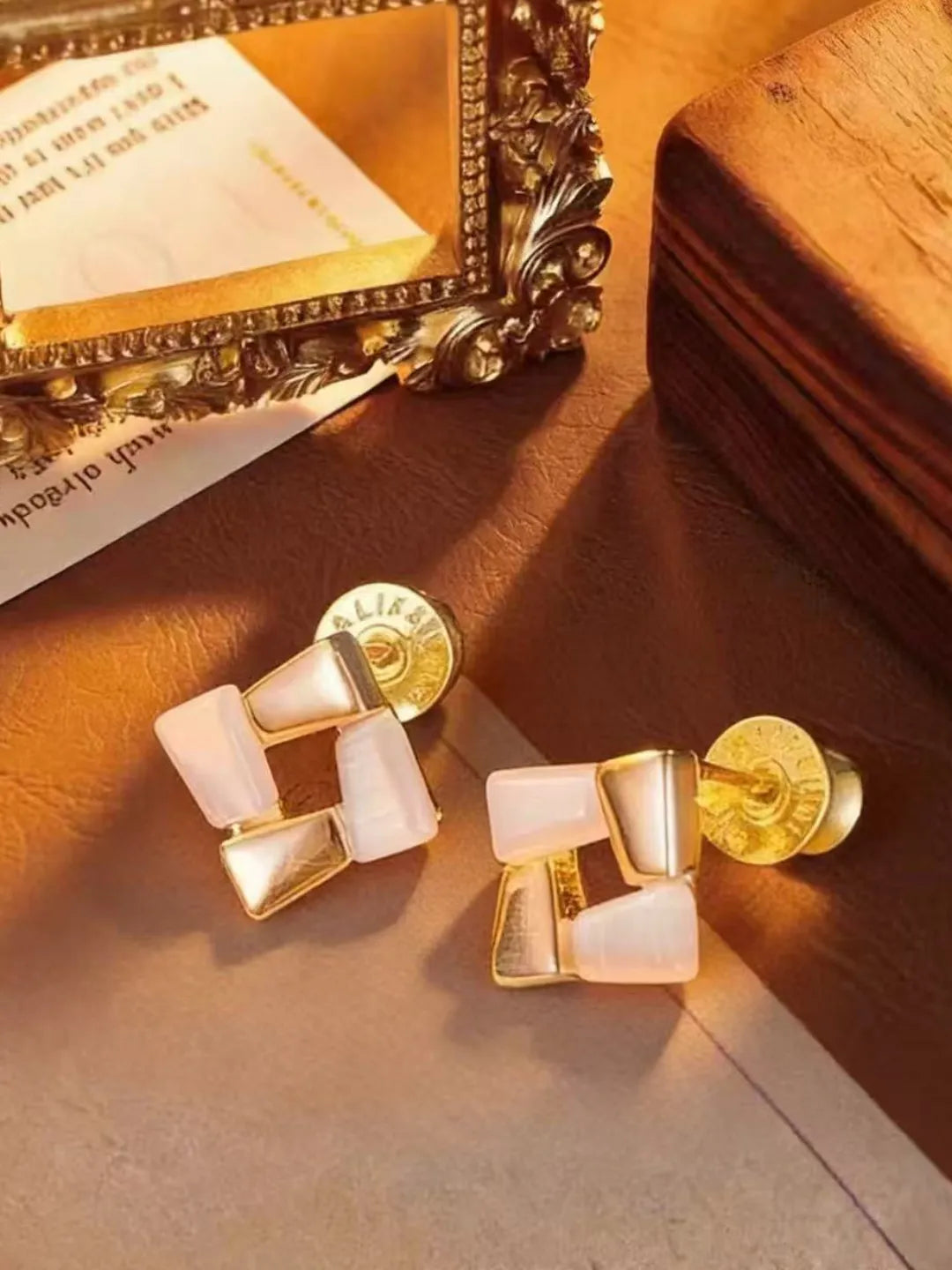 MOTHER PEARL STUDS