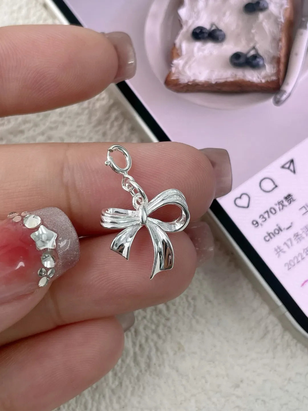 MINIMAL BOW PENDANT