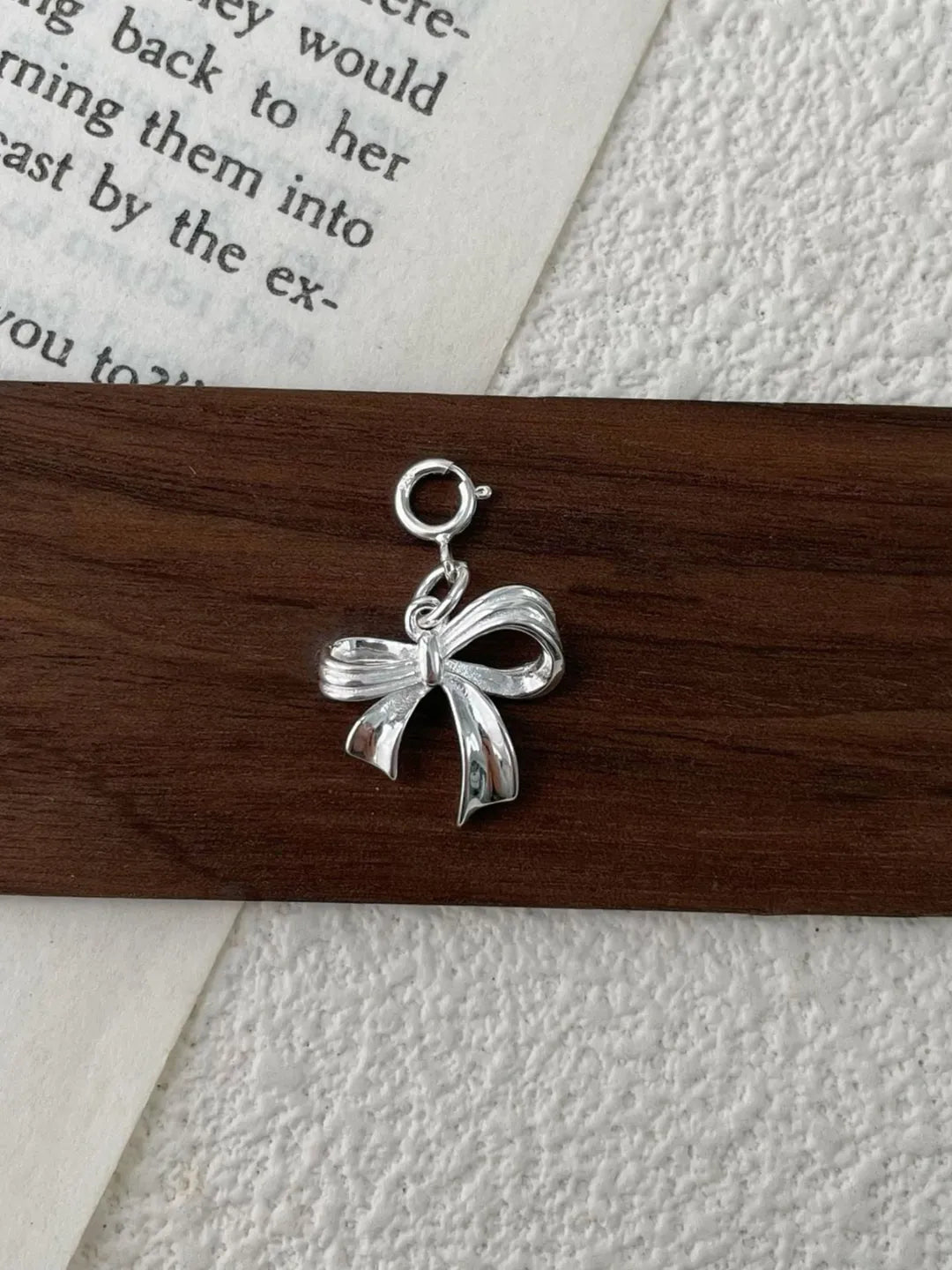 MINIMAL BOW PENDANT