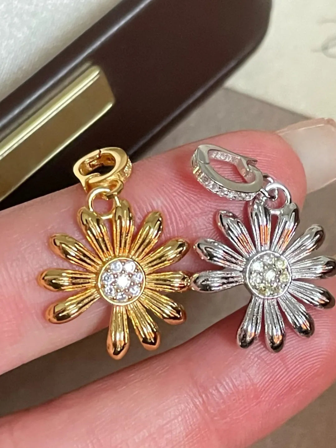 DAISY CUTOUT PENDANT