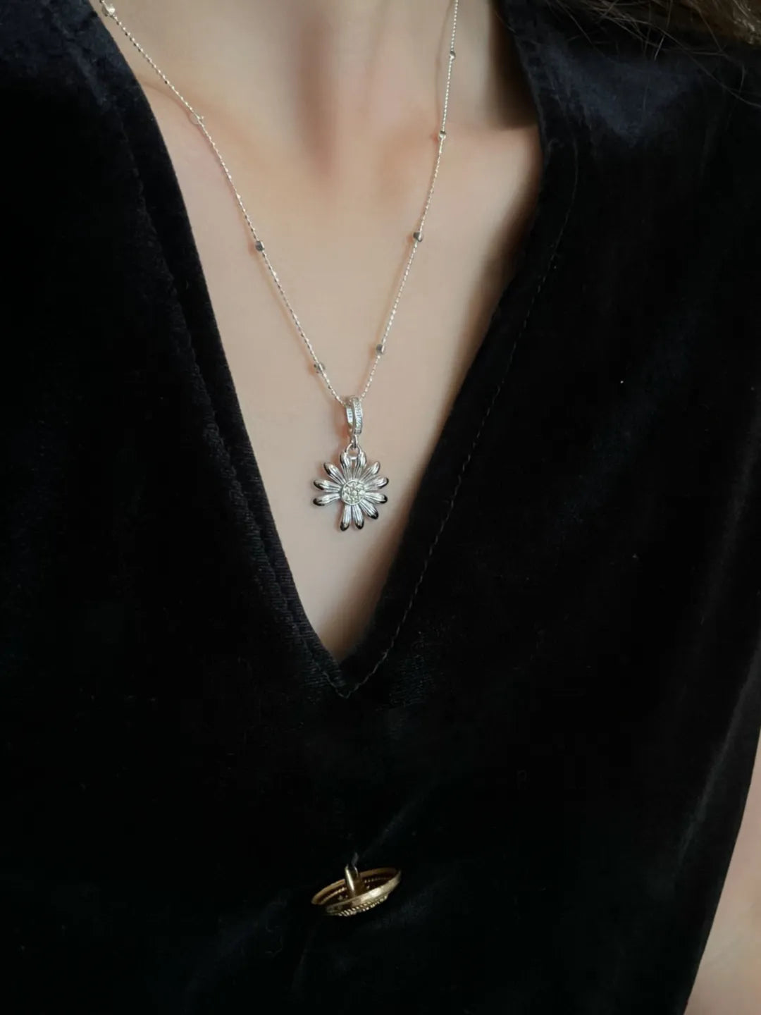 DAISY CUTOUT PENDANT
