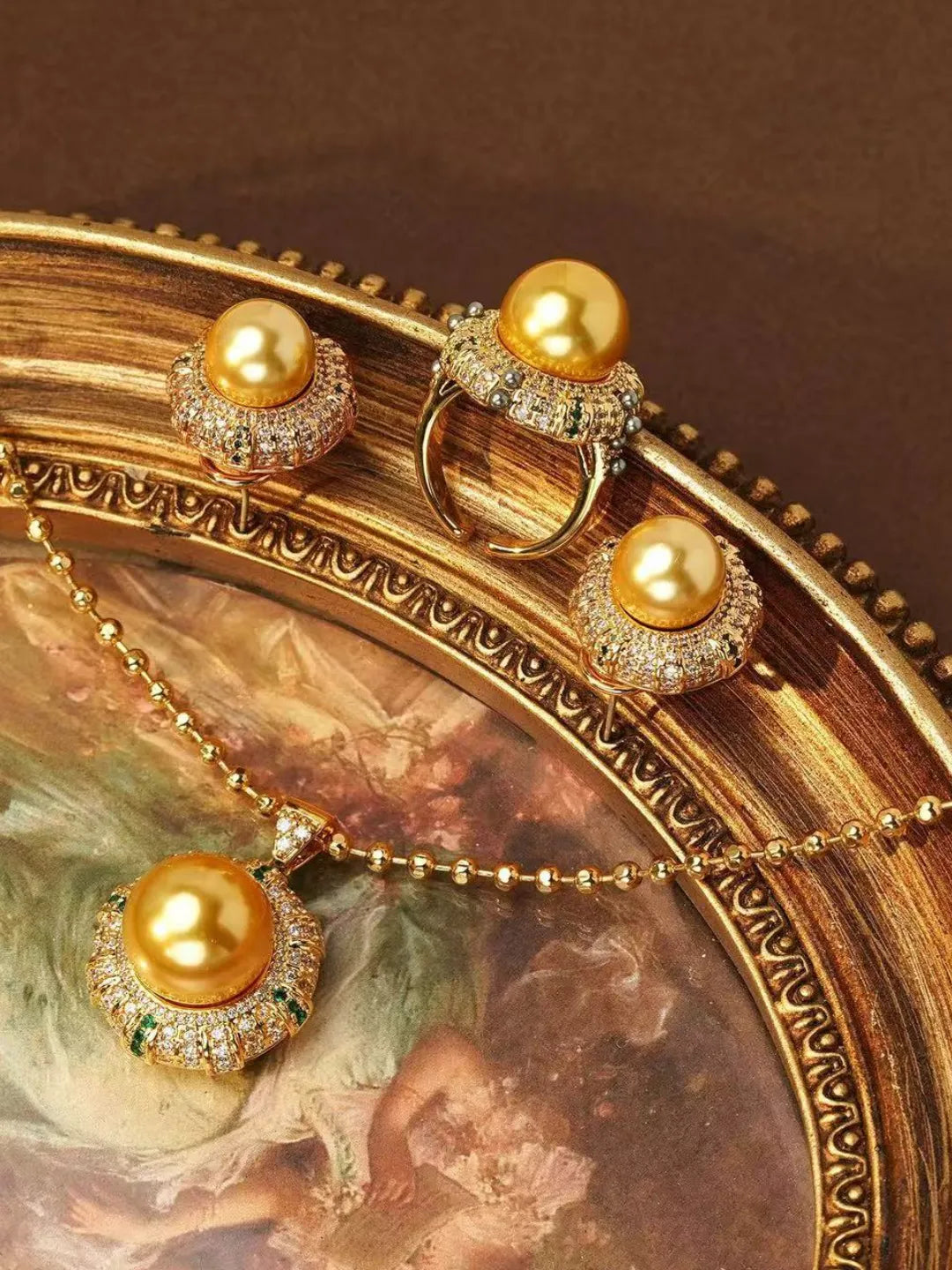VINTAGE GLASS PEARL SET