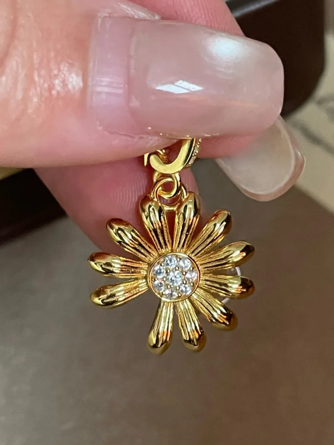DAISY CUTOUT PENDANT