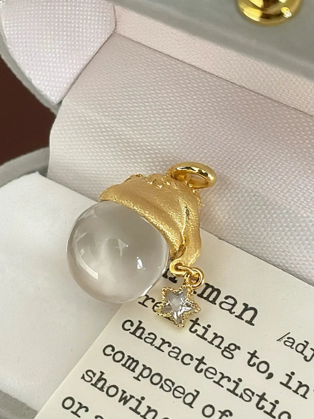 SOFT FROST HAT PENDANT