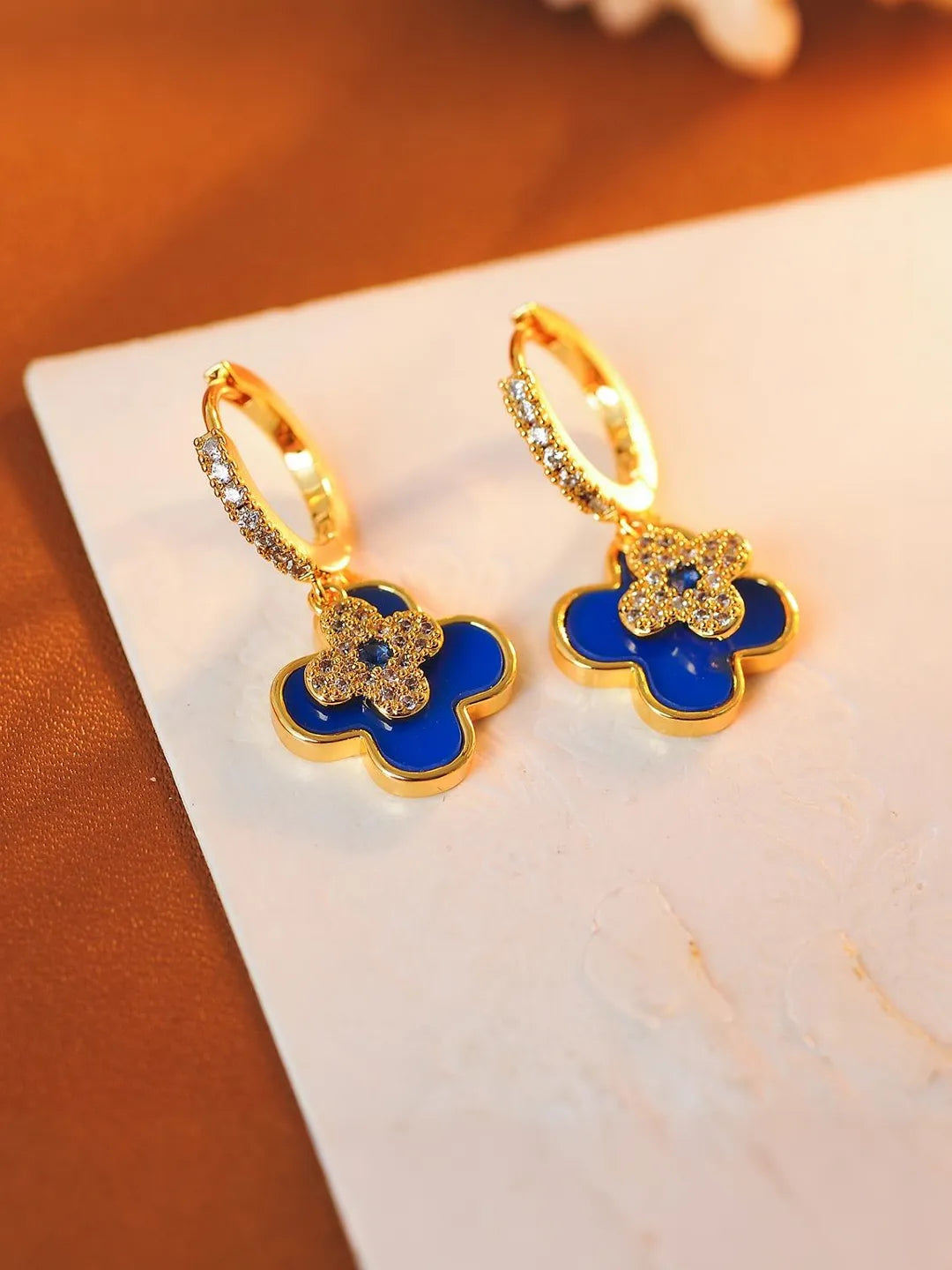 CLOVER KISS EARRINGS