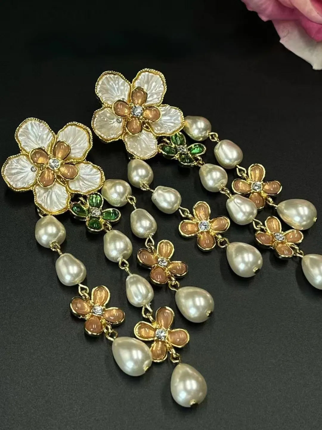 REFINED FLOWER TASSEL STUDS