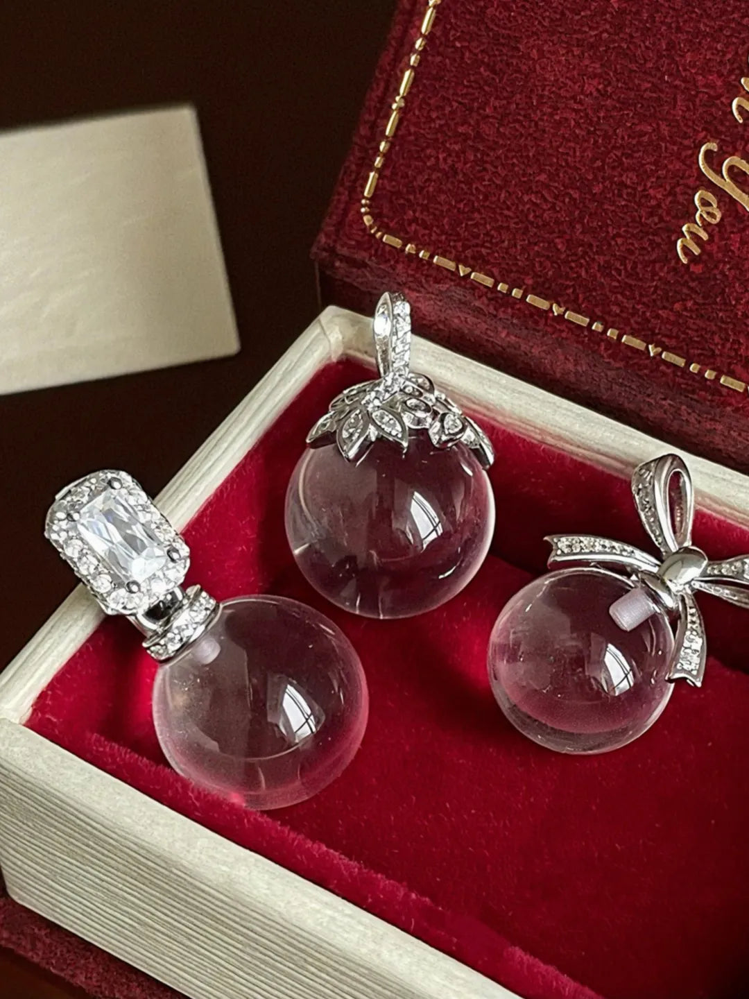 CRYSTAL LEAF PENDANT