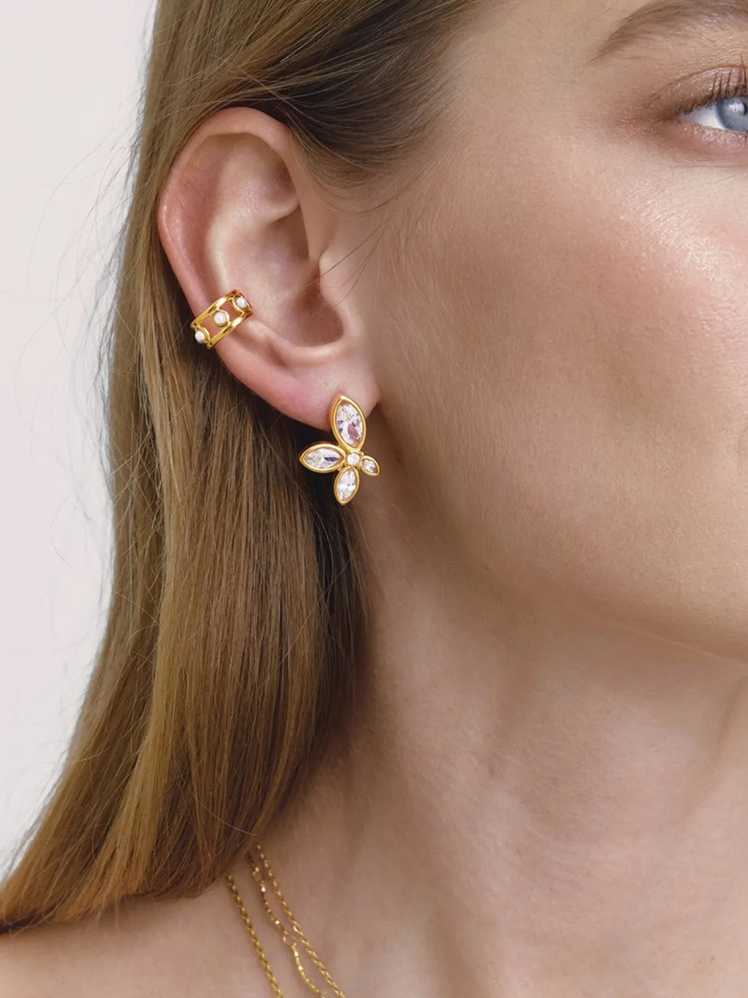 WHITE FLOWER STUDS