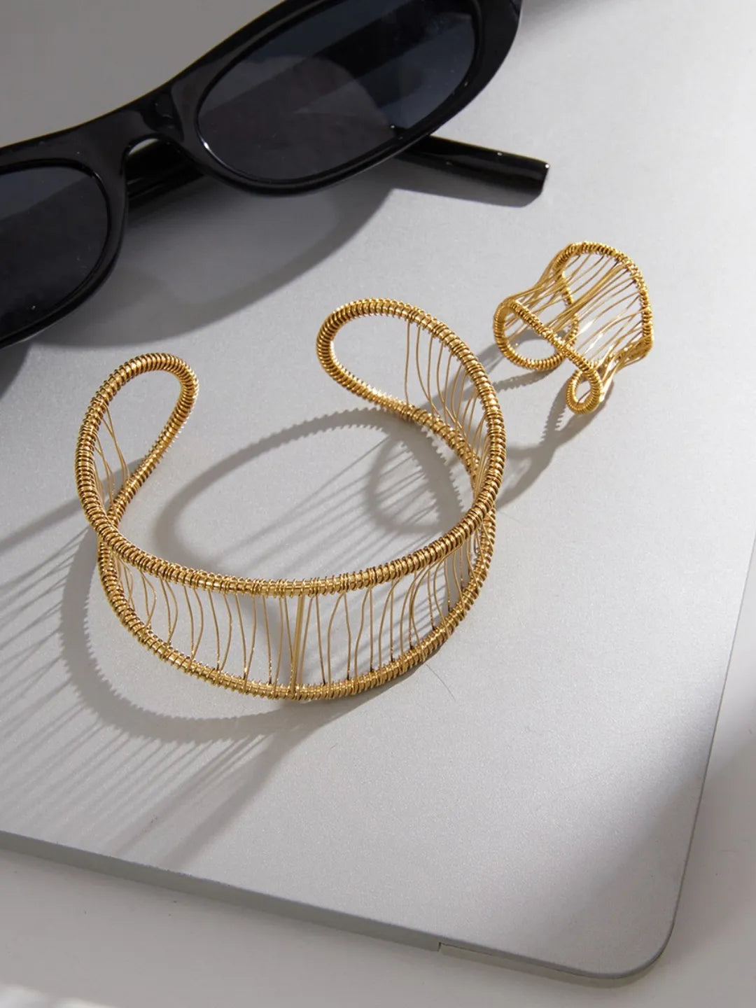 SCULPT LINE BANGLE