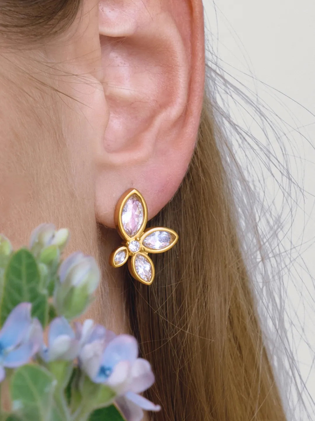 WHITE FLOWER STUDS