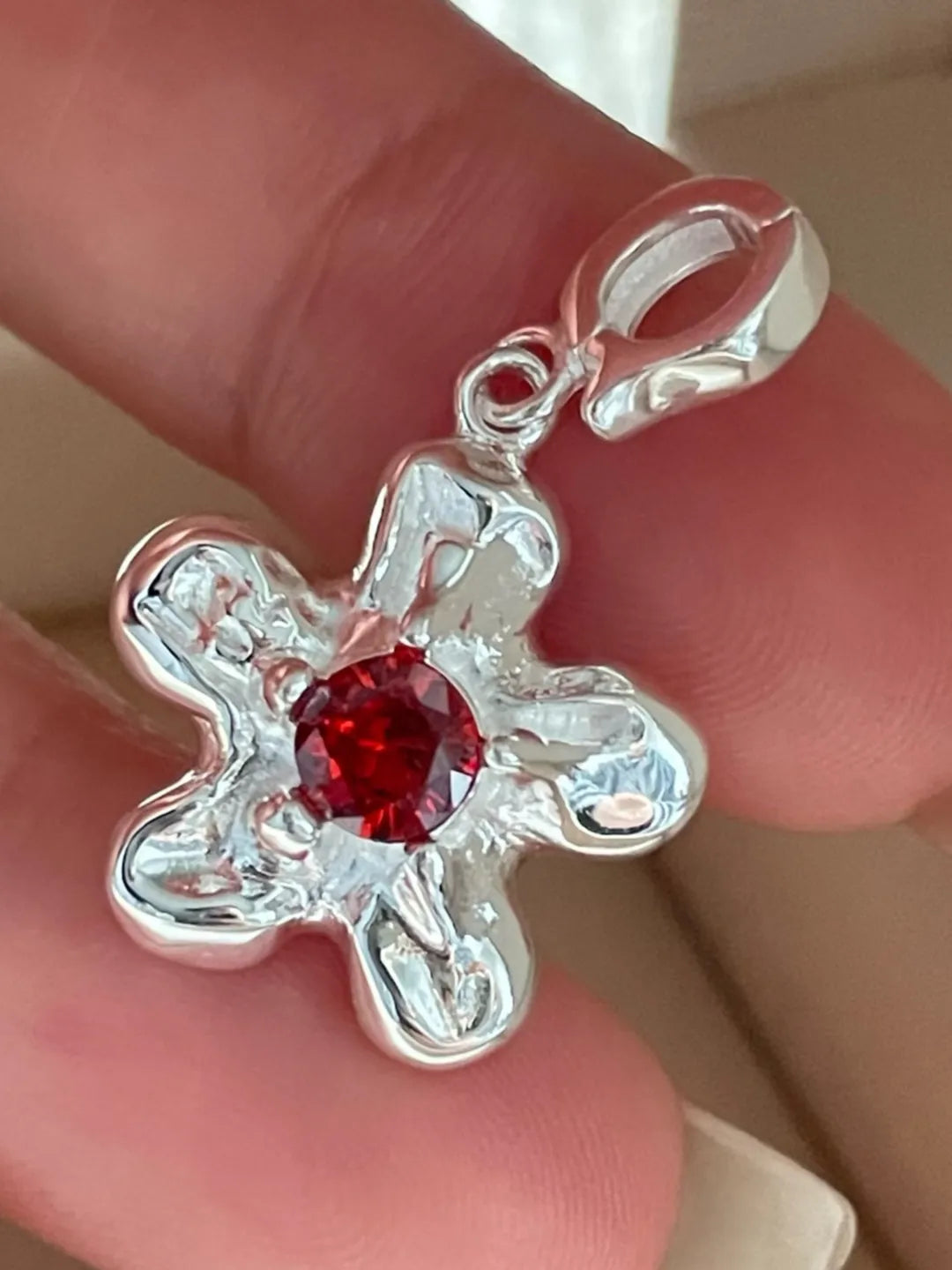 SOLID FLOWER PENDANT