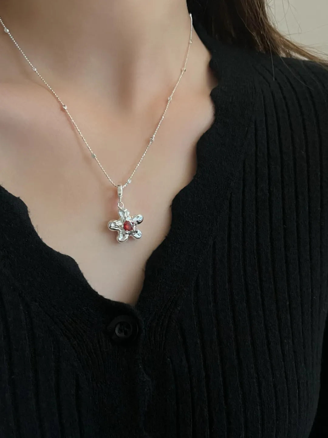 SOLID FLOWER PENDANT