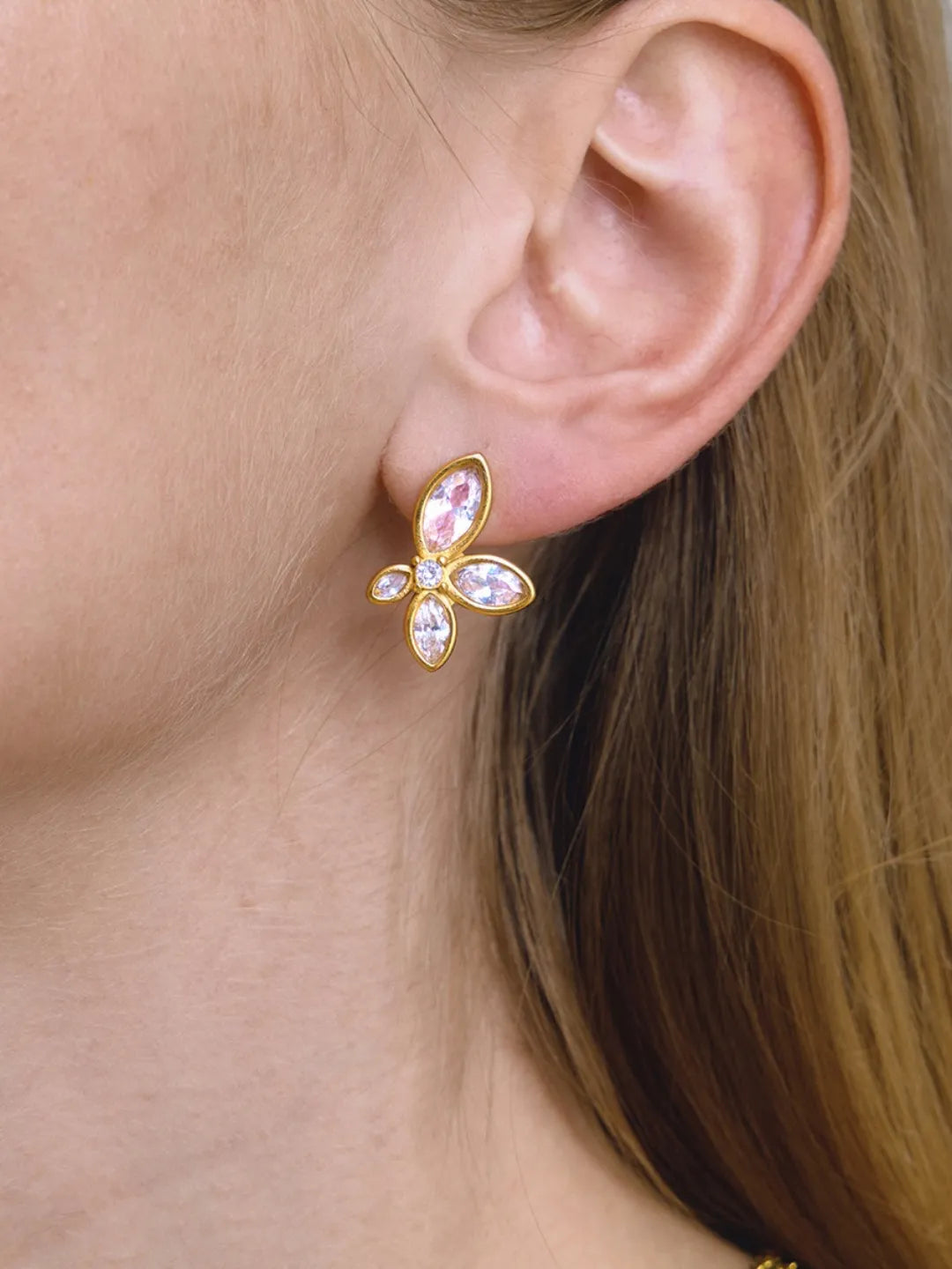 WHITE FLOWER STUDS