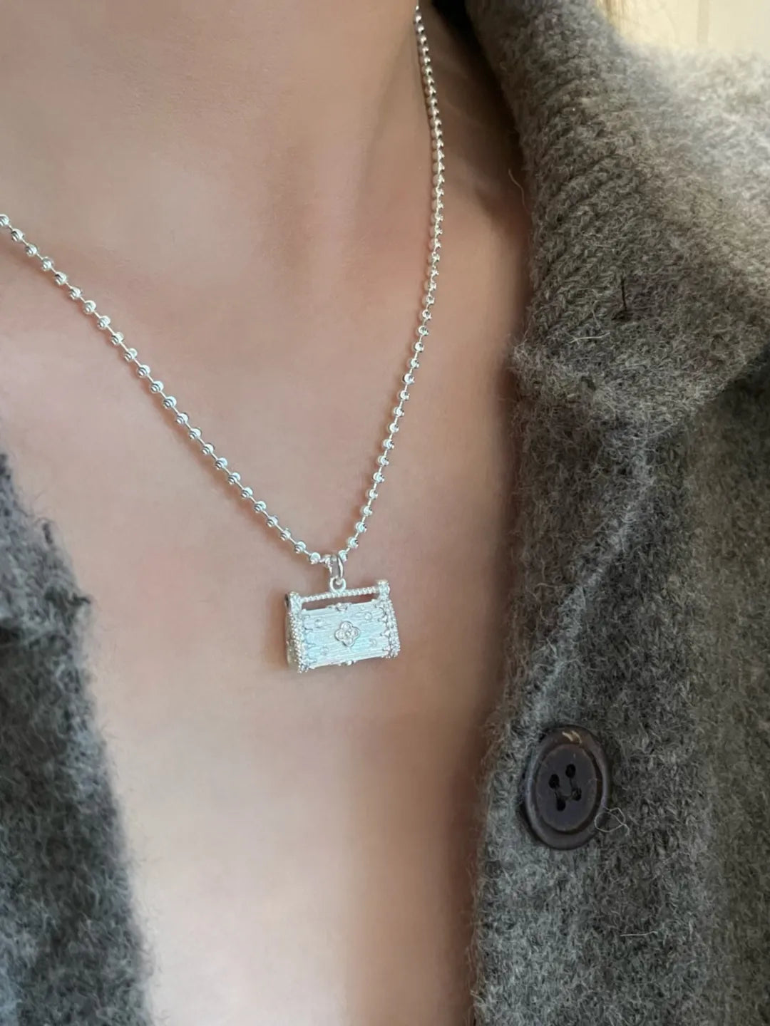 MATTE LOCK PENDANT