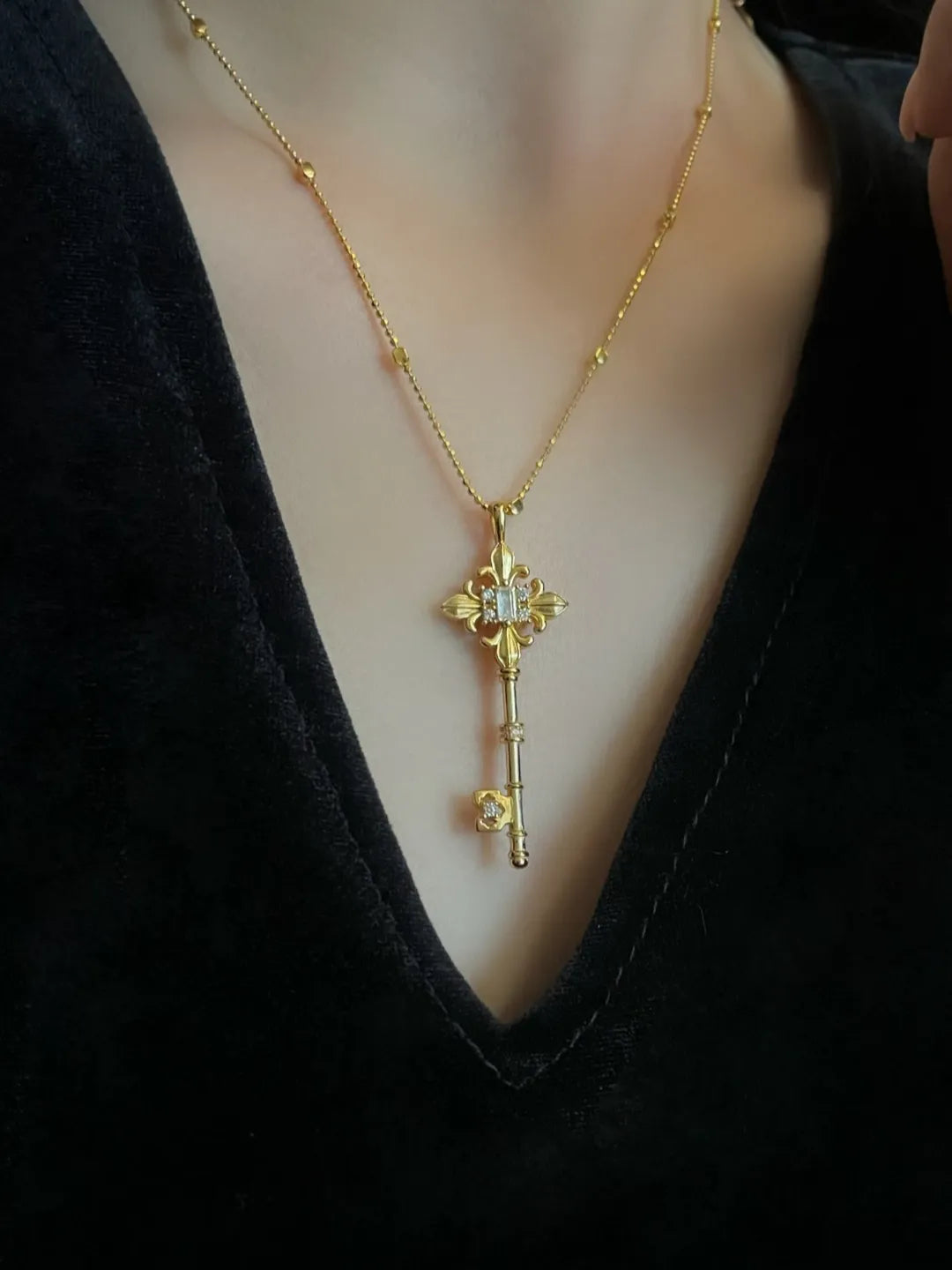 IRIS CROSS KEY PENDANT