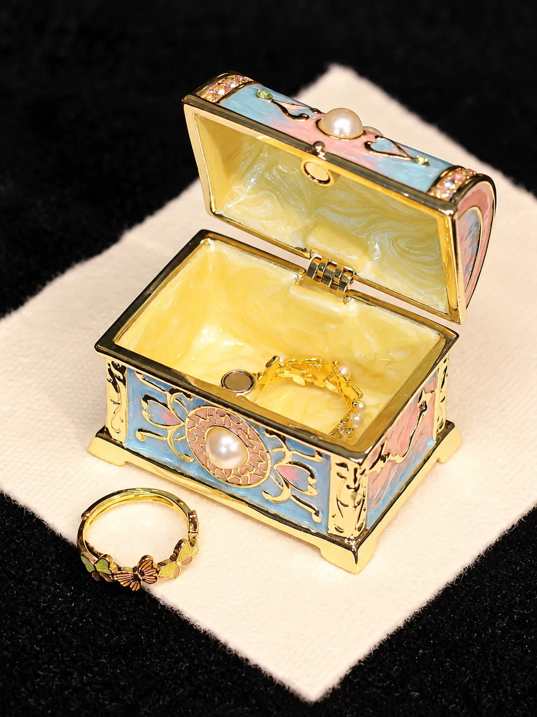 PEARL CAMEO BOX