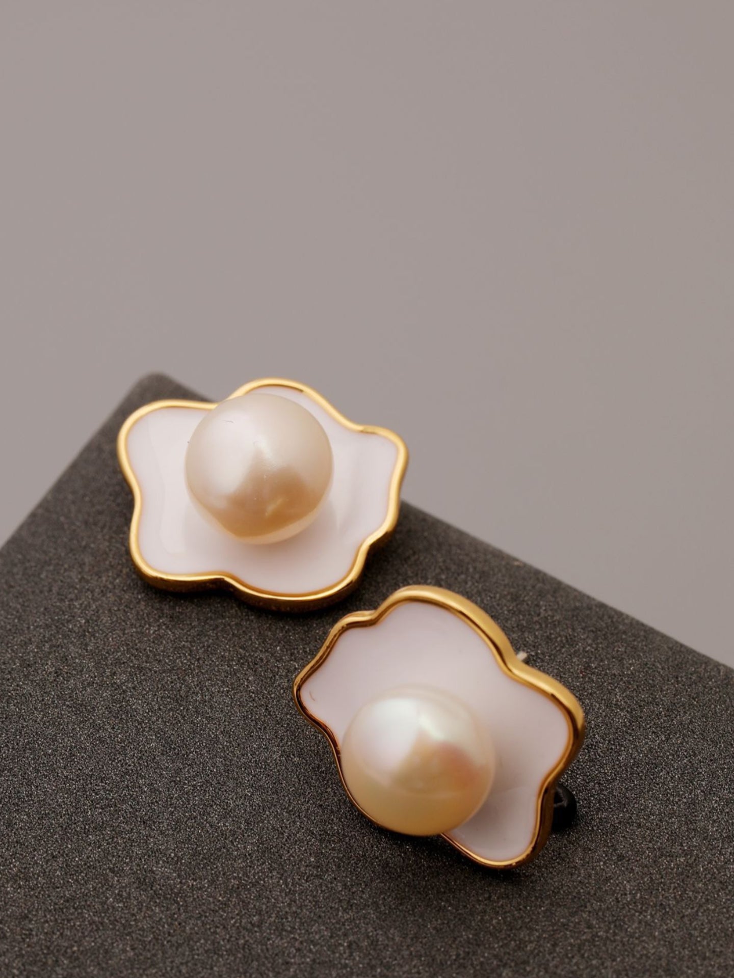 RIED EGG EARRINGS