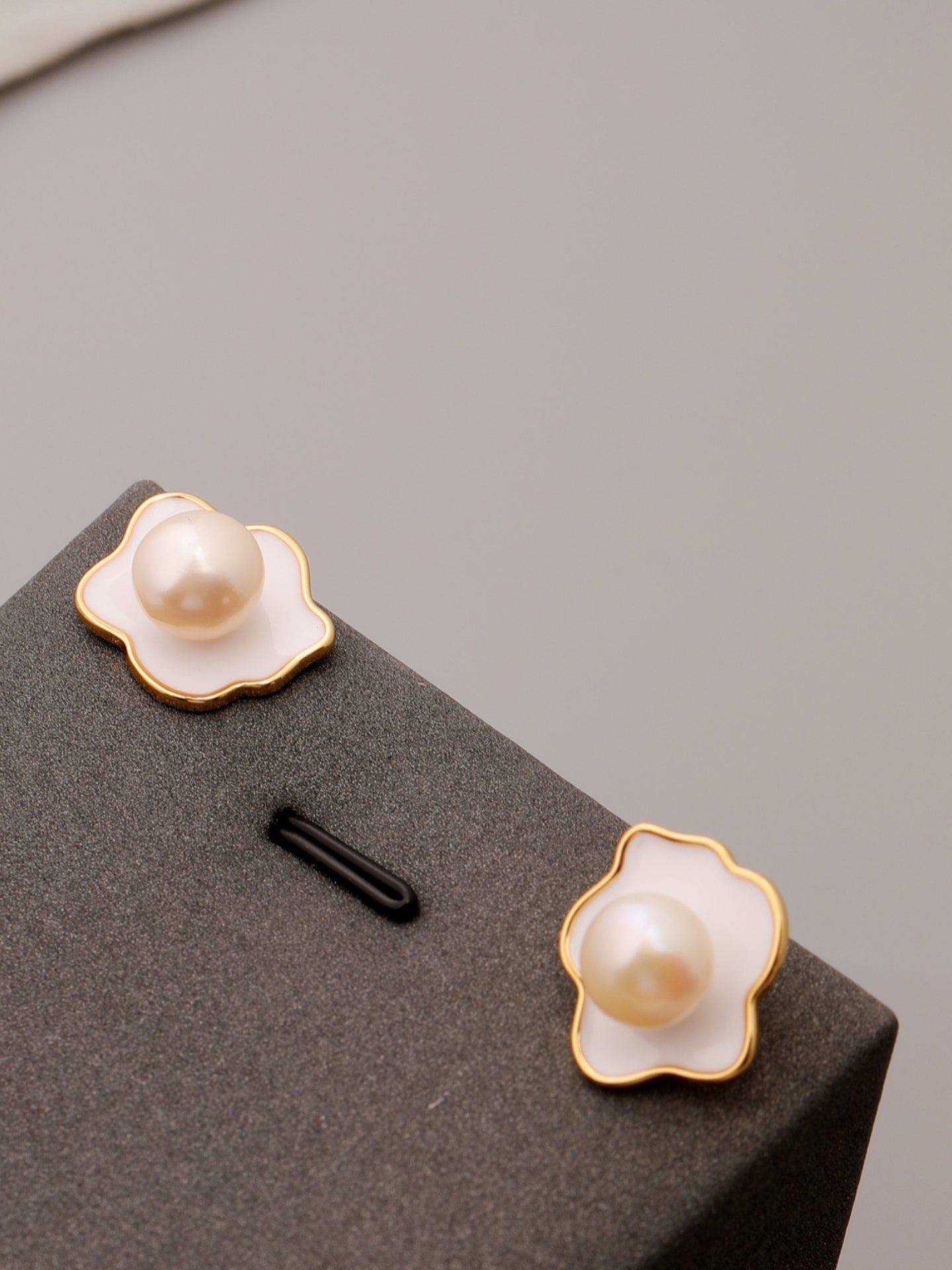 RIED EGG EARRINGS