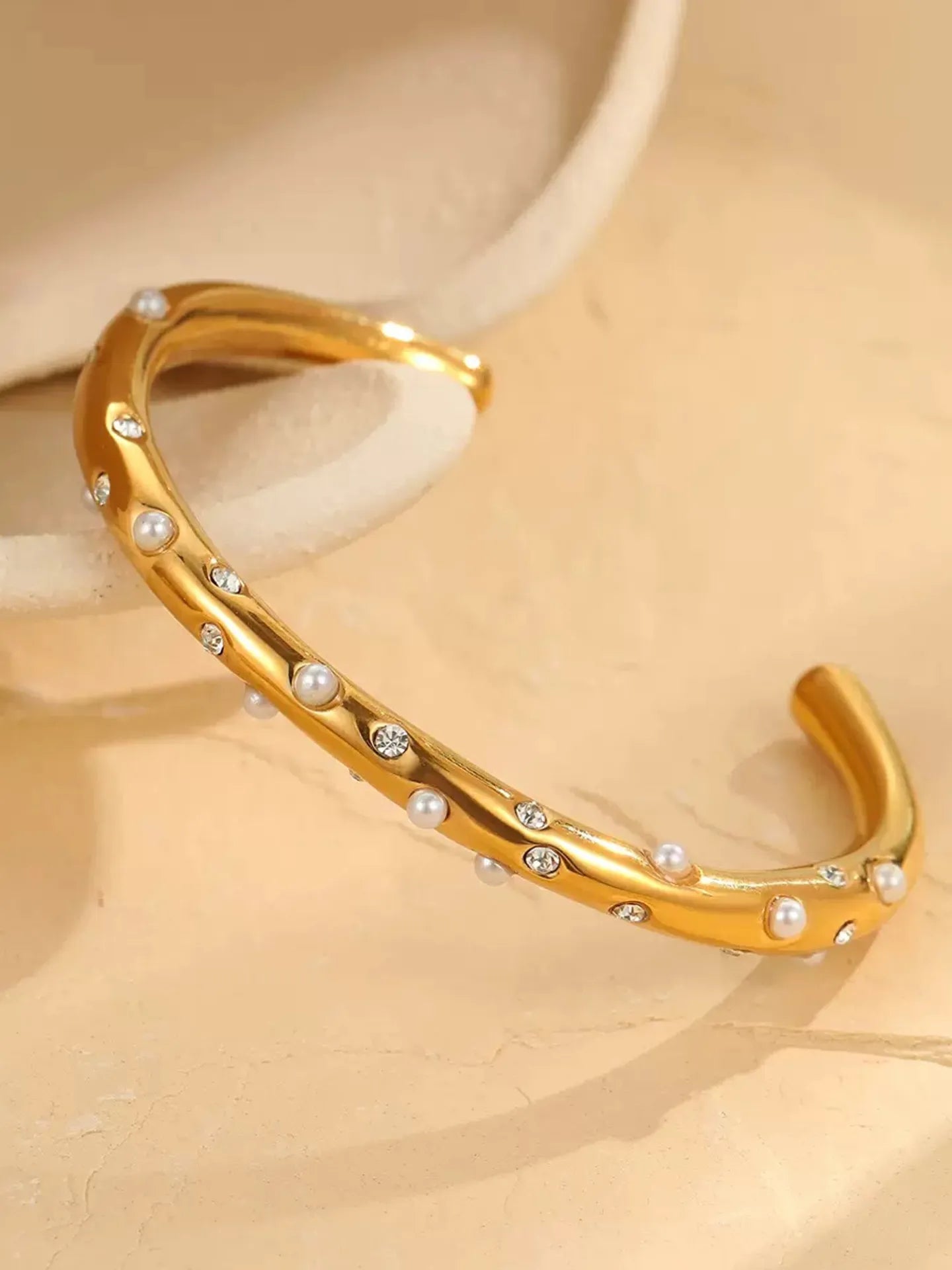 PEARL GLOW BANGLE