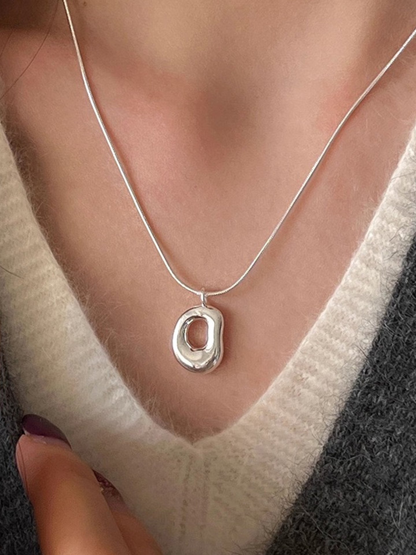 INFINITY LOOP NECKLACE
