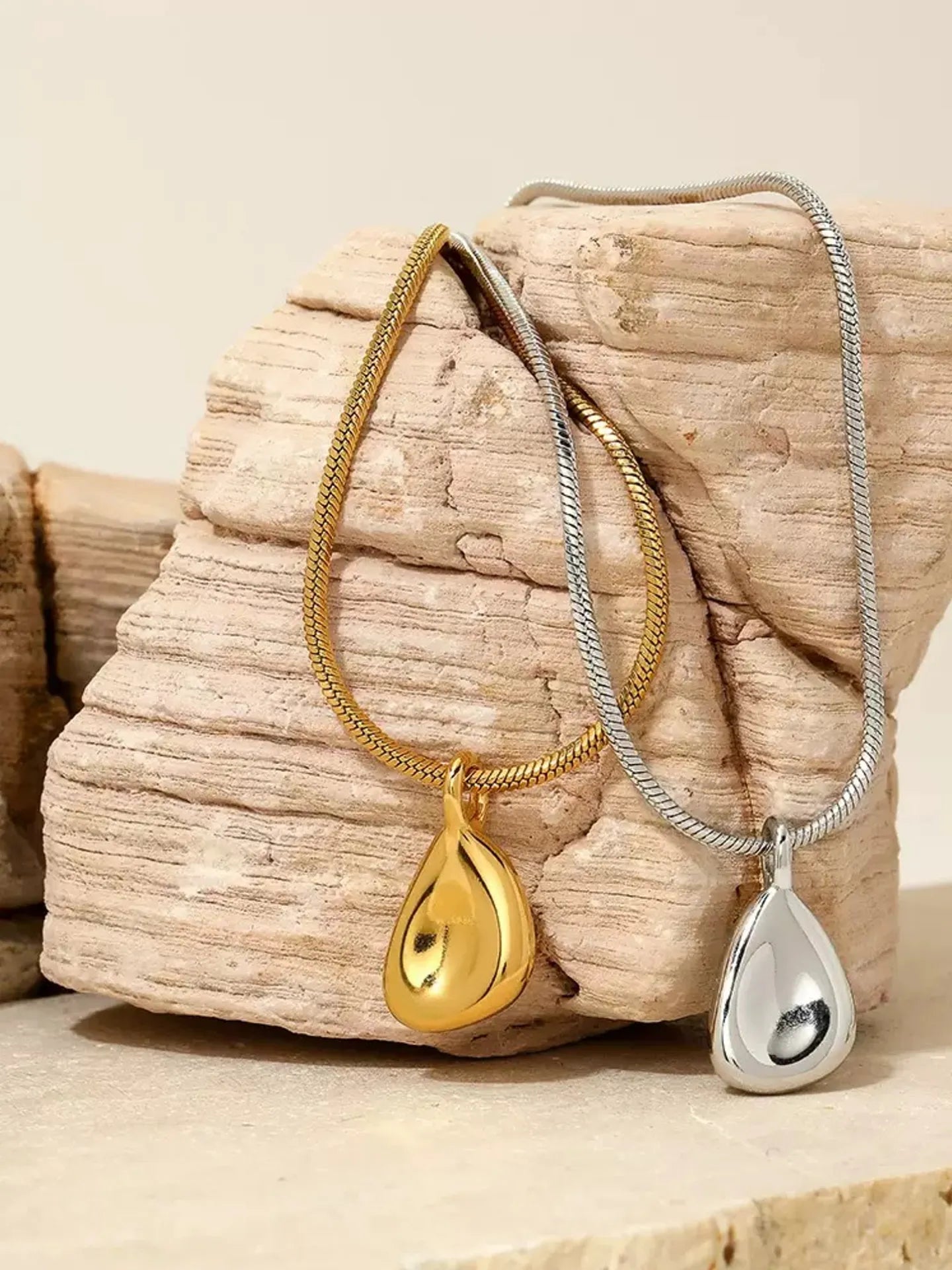 IRREGULAR PENDANT NECKLACE