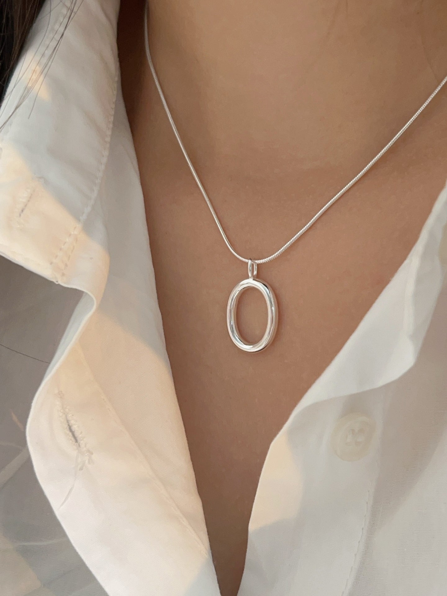 透かし彫りオーバルネックレス