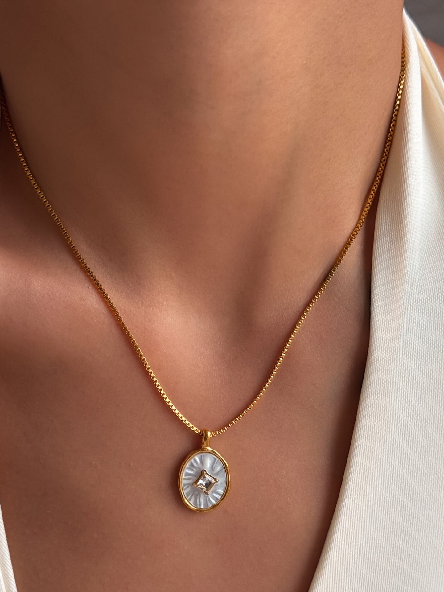 SHELL PENDANT NECKLACE