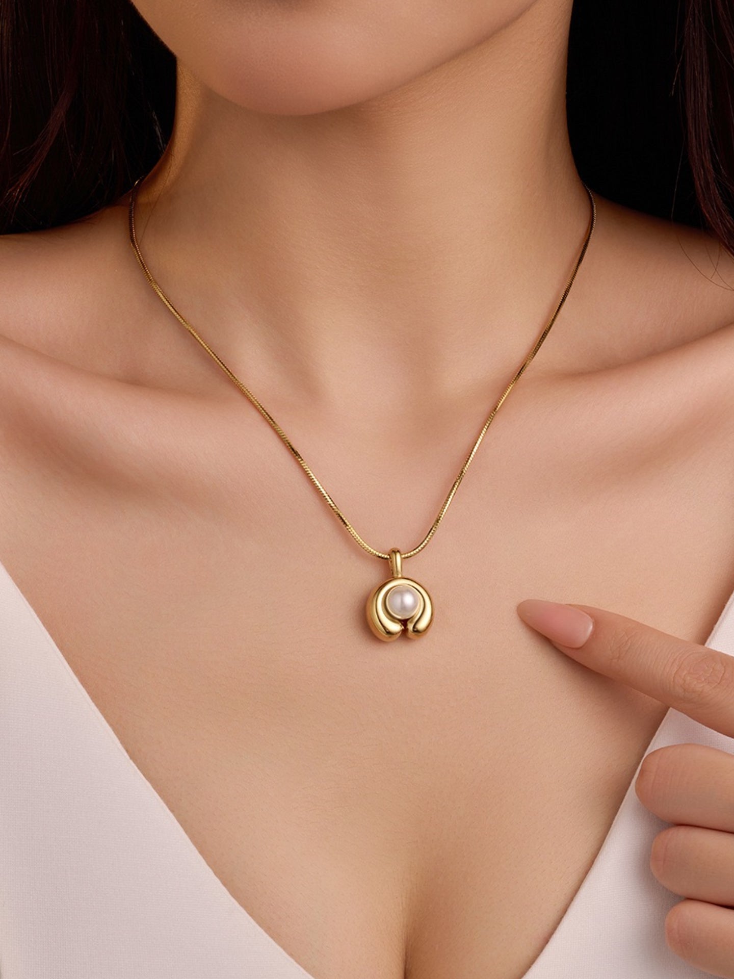 LUNA PEARL NECKLACE