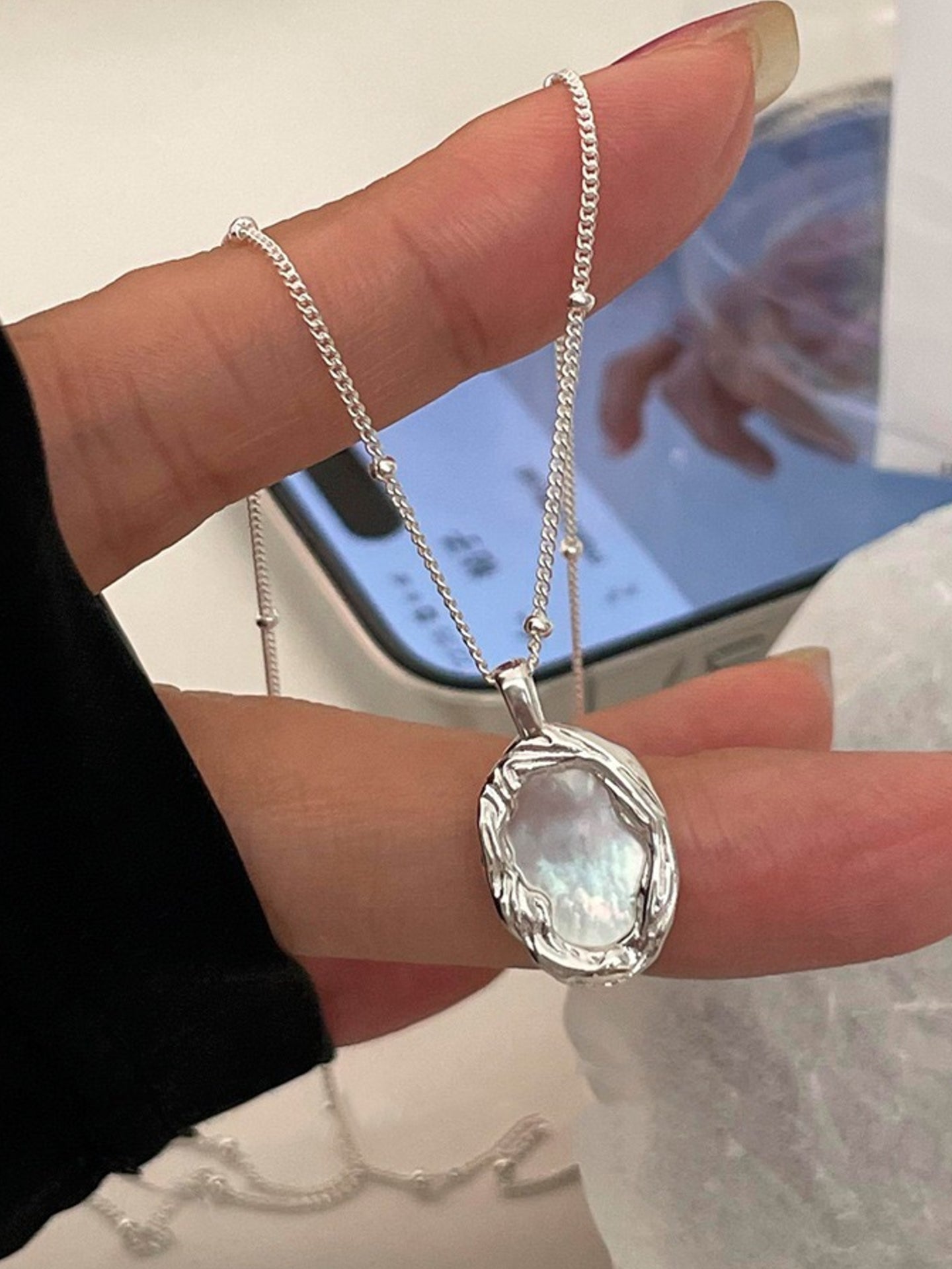 HOLOGRAPHIC NECKLACE