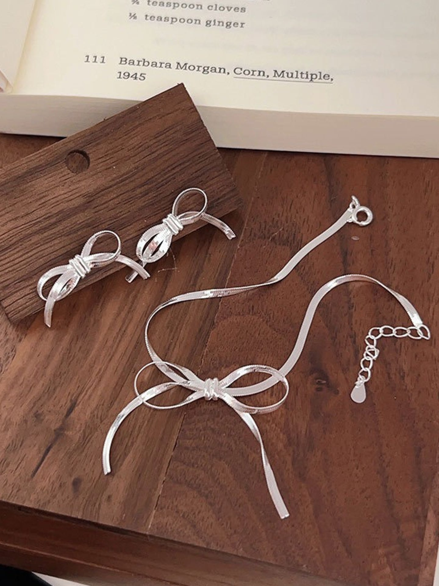 COLLIER À ARC ET LAME