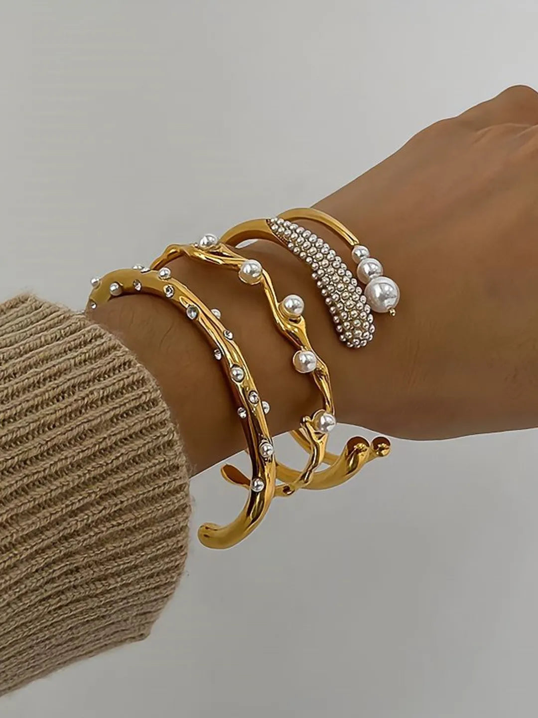PEARL OPEN BANGLE SET