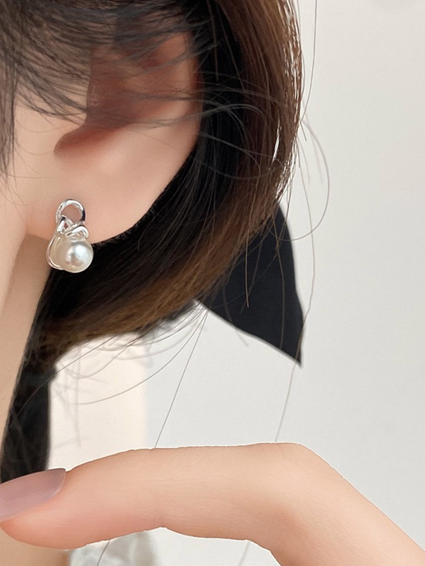 FINE PEARL STUDS