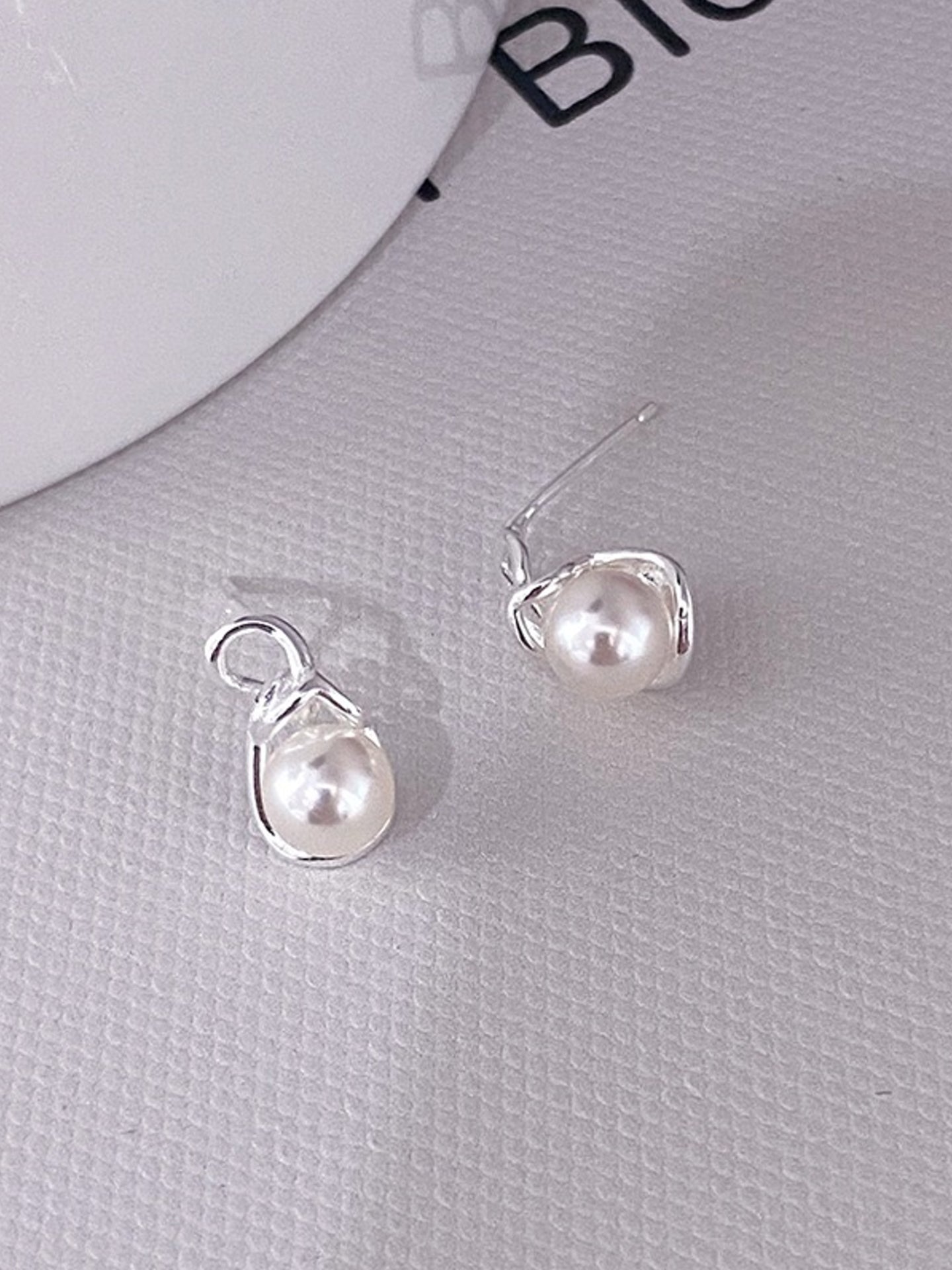 FINE PEARL STUDS