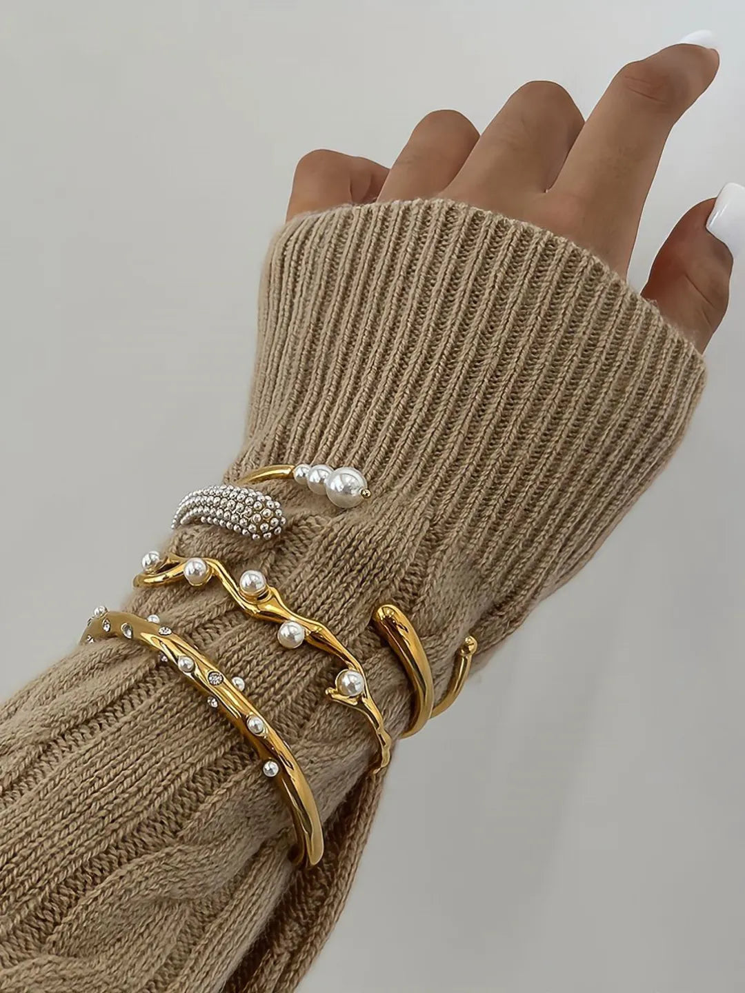 PEARL OPEN BANGLE SET